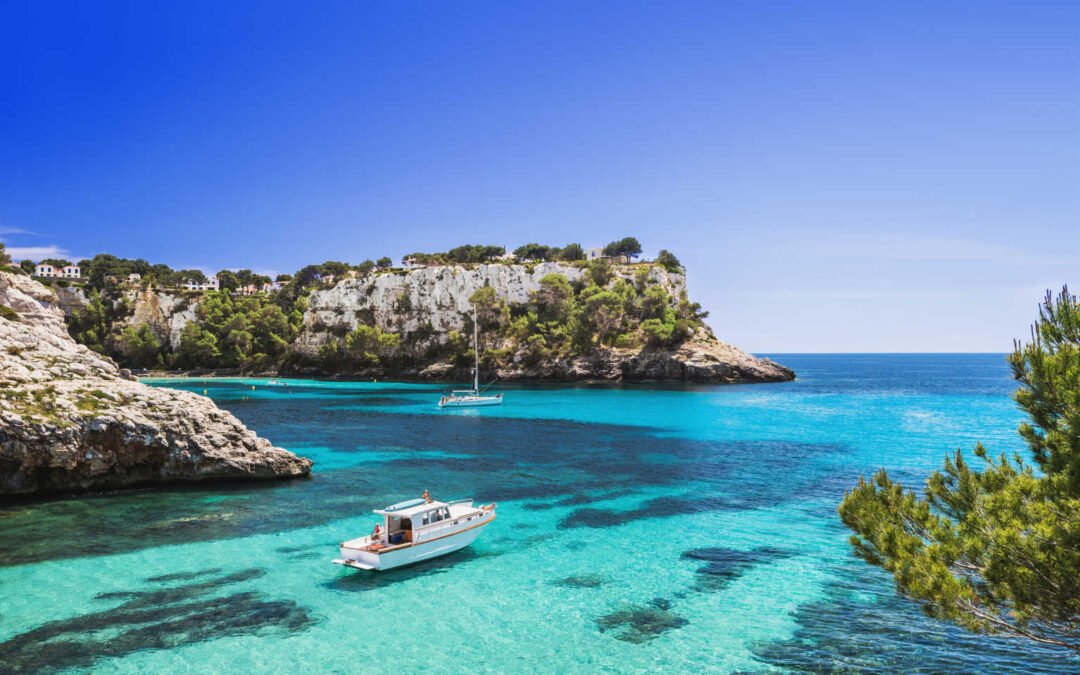 Las Playas Más Exclusivas de Ibiza y Cómo Llegar a Ellas con Estilo